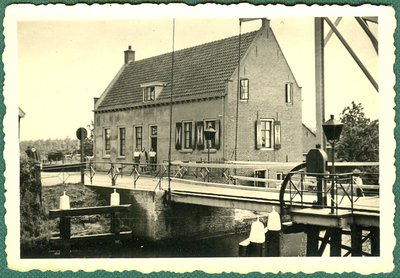 119734 Gezicht op de Geinbrug over de Doorslag te Jutphaas met de woning van M. v.d. Bos en H.L. v.d. Bos-de Krijger ...